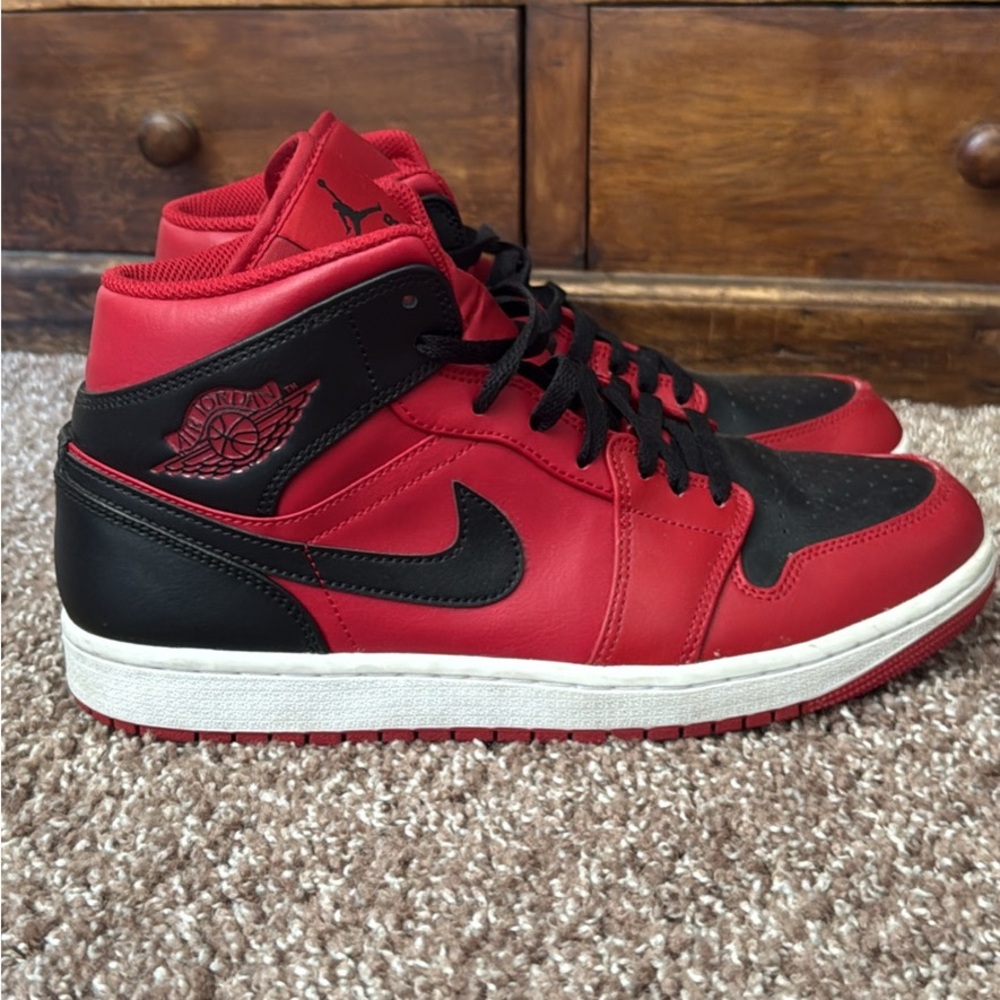 2022 Nike Air Jordan 1 Mid Reverse size 9.5